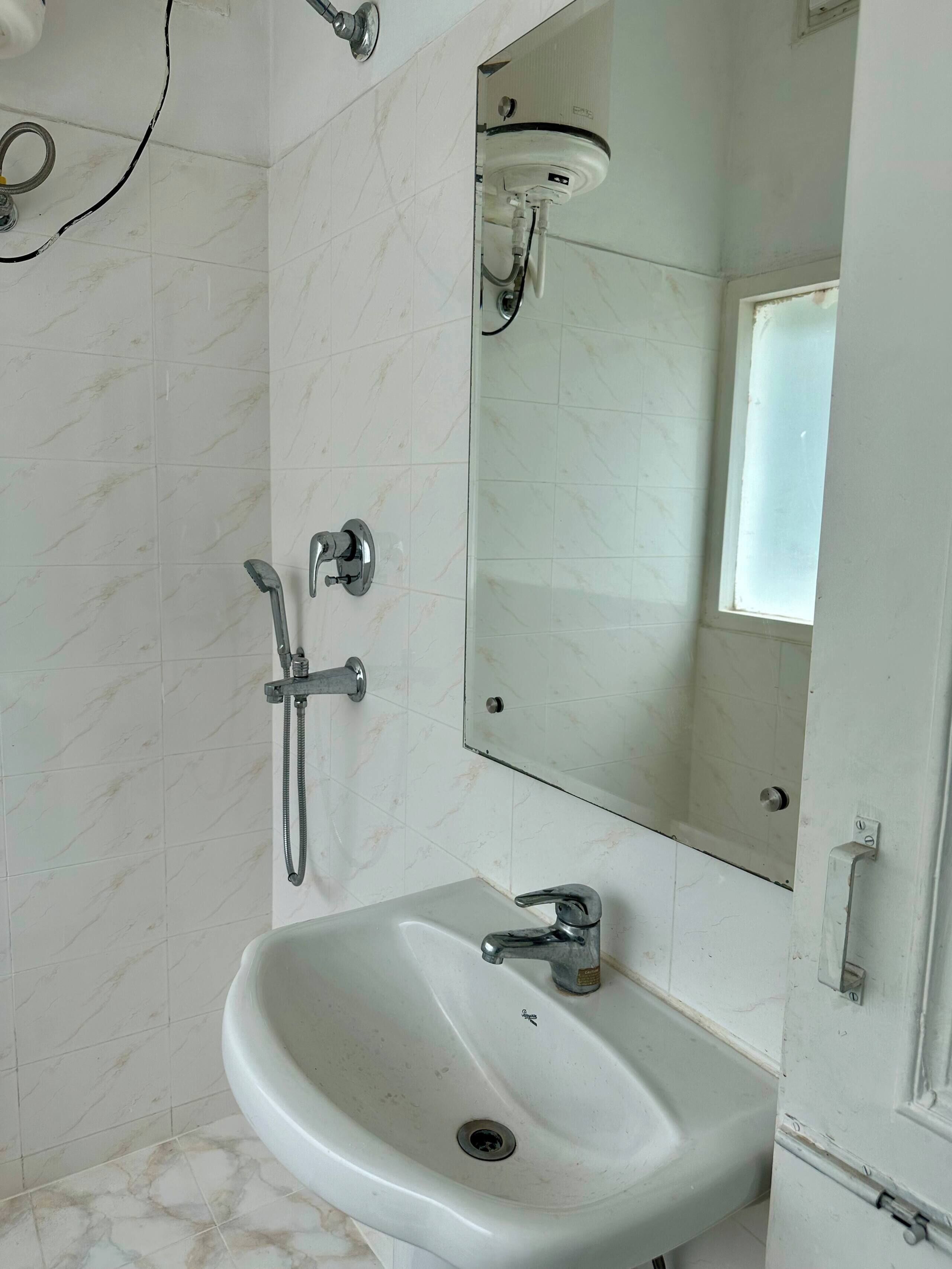 Douche, sèche-cheveux, serviettes fournies, savon