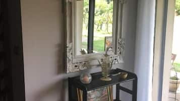 Tweepersoonskamer, uitzicht op tuin | Interieur