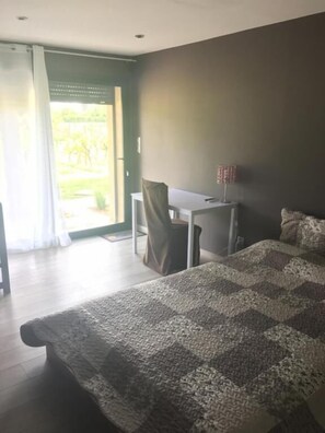 Soundproofing, iron/ironing board (on request), free WiFi - Safranière des Sorgues (LE THOR)