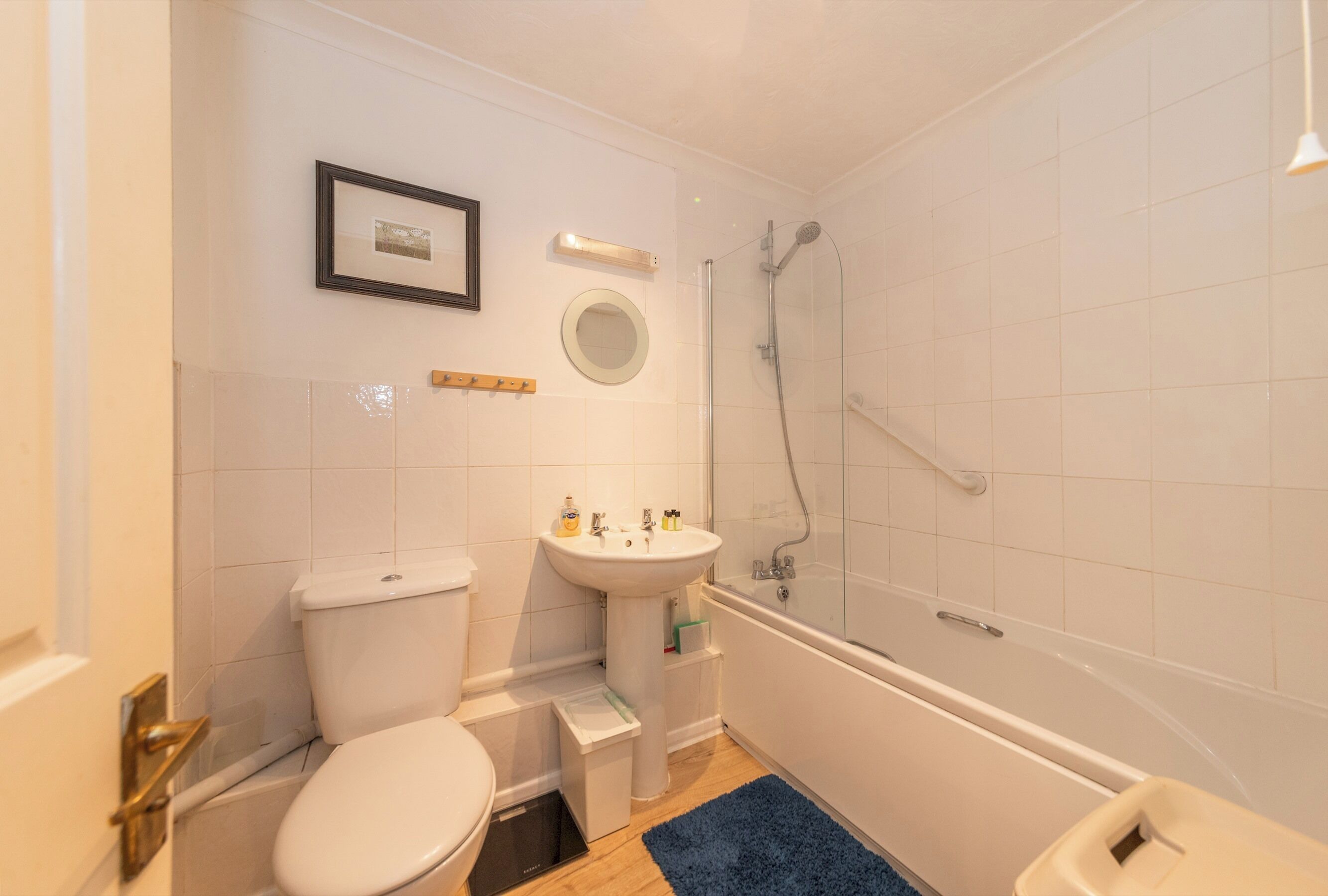 Ein Badezimmer mit Toilette, Waschbecken und Badewanne.