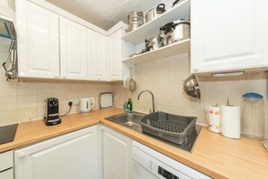 A kitchen with white cabinets, a stainless steel sink, a toaster, and a waffle maker on the countertop. - Quiet Green&Peaceful Home Near Reading University - Pass the Keys (Reading)