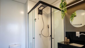 A modern bathroom with a glass-enclosed shower, a toilet, and a black countertop with a sink and mirror. - House in Condo. w/ Priv. BBQ Tst9990 (São Carlos)