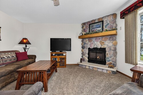 Lake front Eagle River Chain of Lakes with indoor pool!