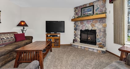 Lake front Eagle River Chain of Lakes with indoor pool!