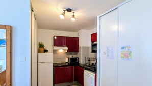 Wasserkocher mit Kaffee-/Teezubehör, Kühlschrank, Mikrowelle, Ofen