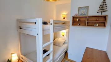 2 bedrooms, iron/ironing board, WiFi, bed sheets