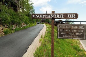 A wooden street sign for Northstar Dr. with emergency contact numbers. - 2BR mountain-view retreat in Historic Old Town Park City (Park City)