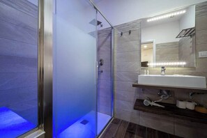 Bathroom - Central House, Suite room · Central House, Suite room (Naples)
