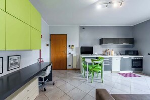 Una cocina moderna con comedor, barra y una puerta.