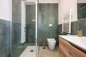 Bathroom - 18 - The President, 2 Stanze, 2 letti qu · The President, Stanza con due letti queen size (Naples)