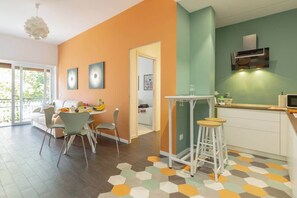 A modern kitchen with a dining area, a bar stool, and a view of the outdoors. - Holi Rome - Bright&Comfy apt inTrastevere (Rome)