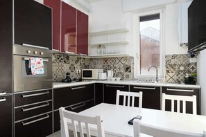 Wasserkocher mit Kaffee-/Teezubehör, Kühlschrank, Mikrowelle, Ofen