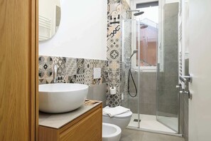 Dusche, Haartrockner, Shampoo