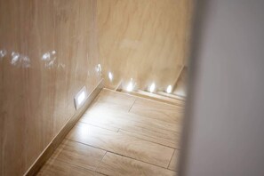 Ein Holzboden mit einer Ecke und einer Wand.