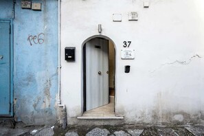A narrow alleyway with a blue door on the left and a white door with the number 37 on the right. - Studio 5 min to Napoli Centrale (Naples)