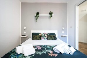 Room - Central House, Standard room · Central House, Standard room (Naples)