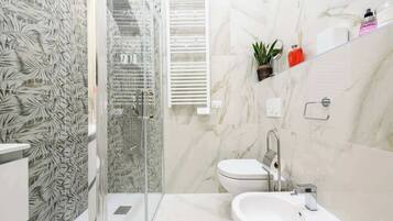 Doccia, asciugacapelli, shampoo