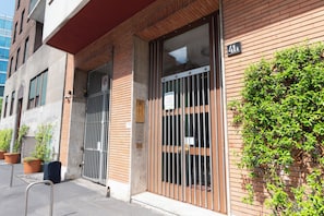 Un edificio con facciata in mattoni, cancelli in metallo e un'insegna che indica una sede legale.