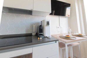 Wasserkocher mit Kaffee-/Teezubehör, Kühlschrank, Mikrowelle, Ofen