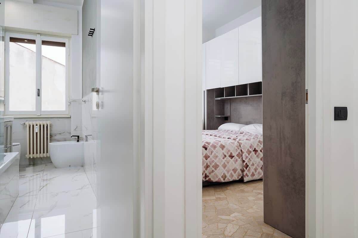 Un baño moderno con bañera, inodoro y lavamanos.
