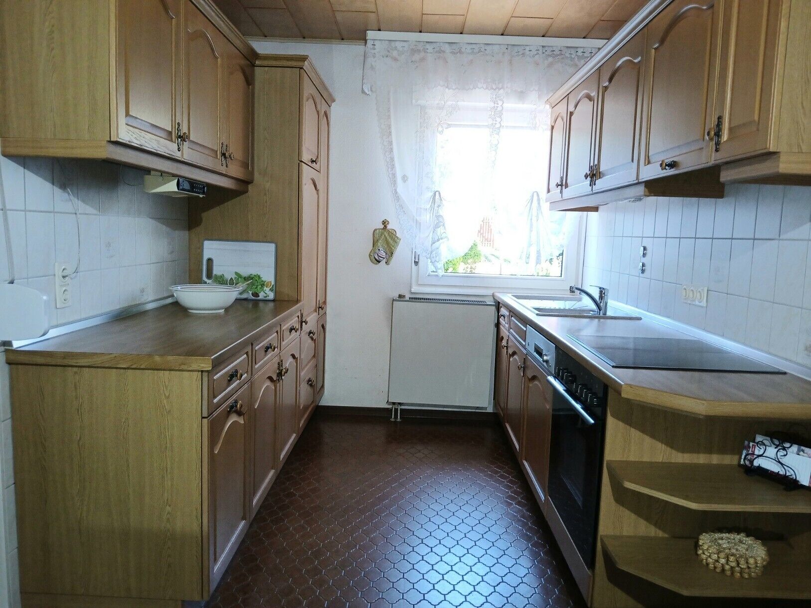 Wasserkocher mit Kaffee-/Teezubehör, Kühlschrank, Ofen, Herdplatte