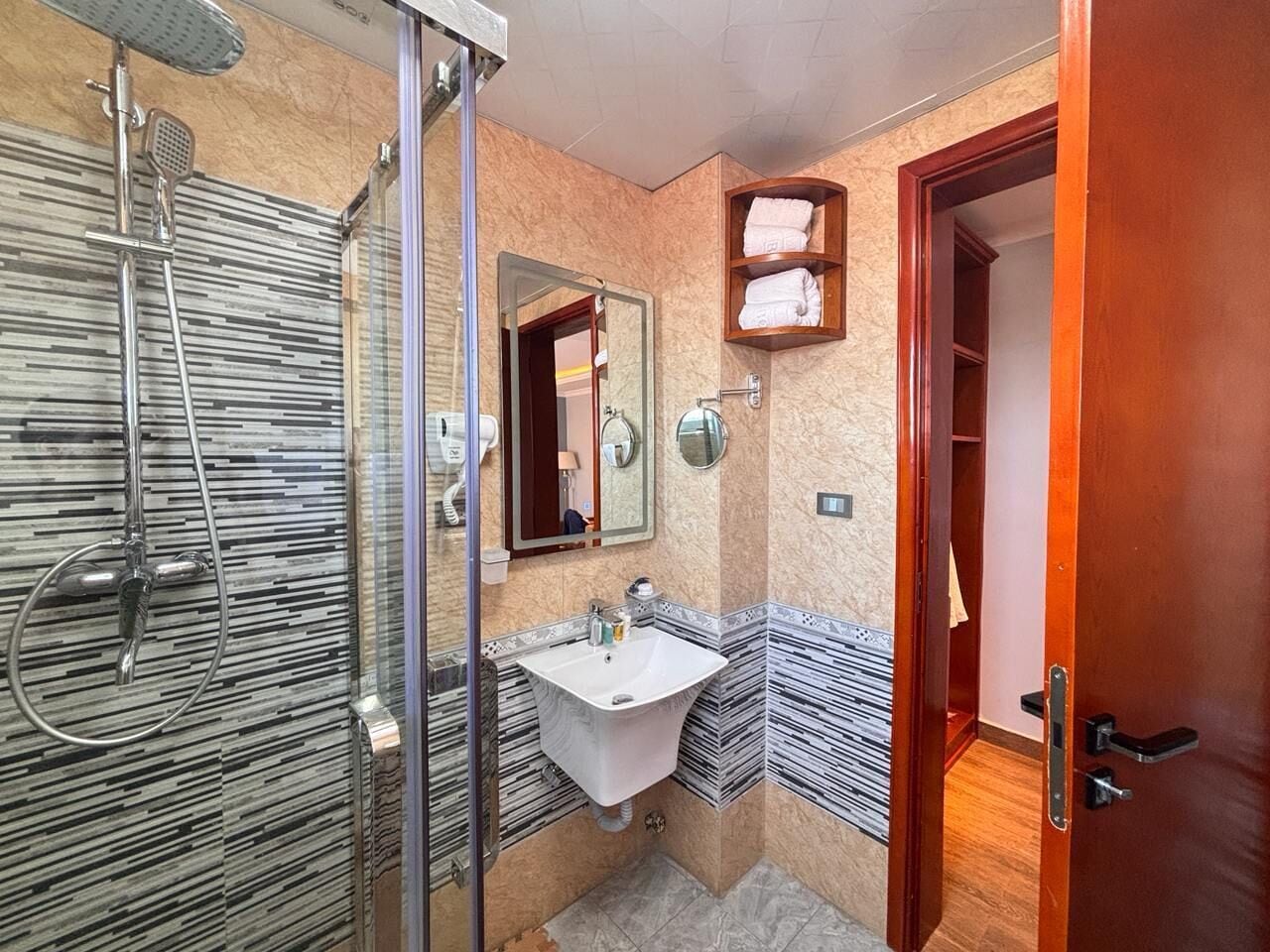 Habitación doble Deluxe, balcón, vista a la montaña | Baño | Secadora de cabello, batas, toallas, shampoo 