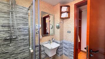 Habitación doble Deluxe, balcón, vista a la montaña | Baño | Secadora de cabello, batas, toallas, shampoo