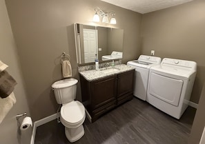 Hair dryer, towels, soap, shampoo - Two Rivers Retreat - 2 Bedroom House (Livermore)