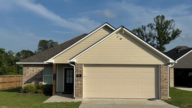 A residential house with a garage, a brick exterior, and a number 117 sign. - 3-bedroom house in Ruston near LA Tech & Ruston Sports Complex (Ruston)