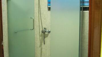 Douche, serviettes fournies, papier toilette