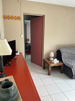 1 habitación, tabla de planchar con plancha y wifi 