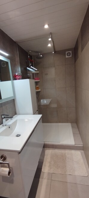 Douche, sèche-cheveux, bidet, serviettes fournies