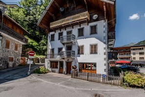 Ein zweistöckiges Gebäude mit Balkon, einer Steinfassade und einem Schild, das den Zugang verwehrt.