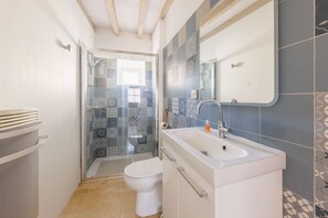 Bathroom - Gîte les pics épeiches - Charmante maison au calme (Cunlhat)