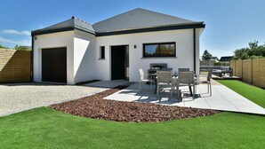 A modern two-story house with a covered patio, a garage, and a well-maintained lawn. - Ker Siméon - Maison moderne à 600 m de la plage (Saint-Cast-le-Guildo)