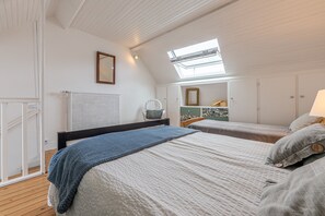 A bedroom with two beds, a skylight, a radiator, and a chair. - Bulle de Nacre - À 250 m de la plage (Saint-Aubin-sur-Mer)