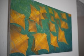 A painting with abstract yellow and green shapes on a white wall. - La k-leta boutique guest house (Puerto Ayora)