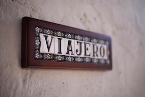 A sign with the word "VIAJERO" on it.