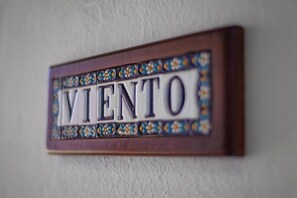 A sign with the word 'VIENTO' on it.