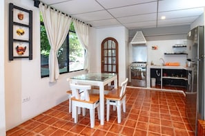 Comfort Apartment, Garden View | Dining - La k-leta boutique guest house (Puerto Ayora)