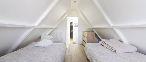 3 bedrooms, iron/ironing board, WiFi (free), bed sheets