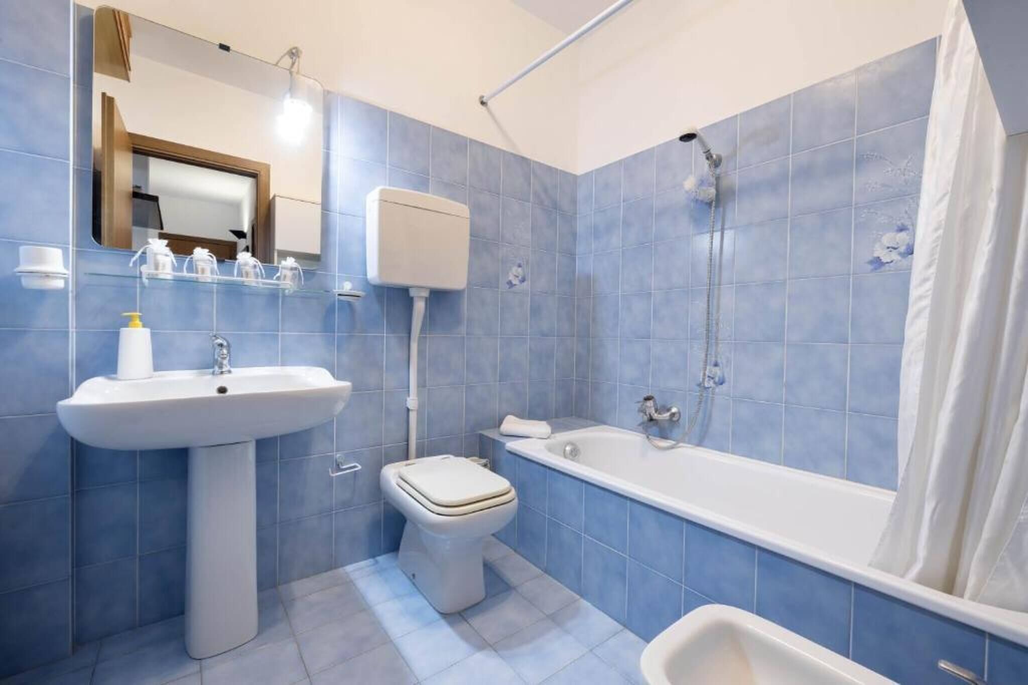 Un baño con lavabo, inodoro, bañera y ducha.
