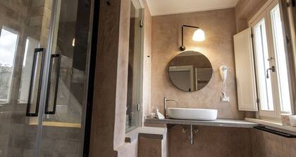 In the historic center of Bibbona, located 10 minutes from the beach and Bolgheri