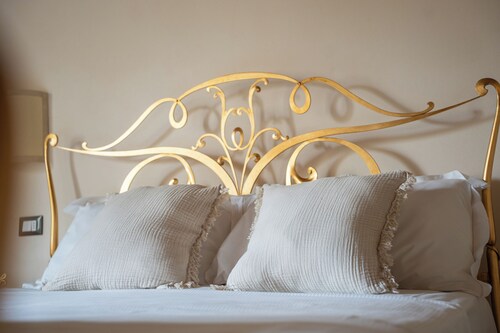In the historic center of Bibbona, located 10 minutes from the beach and Bolgheri