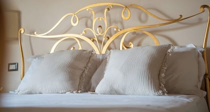 In the historic center of Bibbona, located 10 minutes from the beach and Bolgheri
