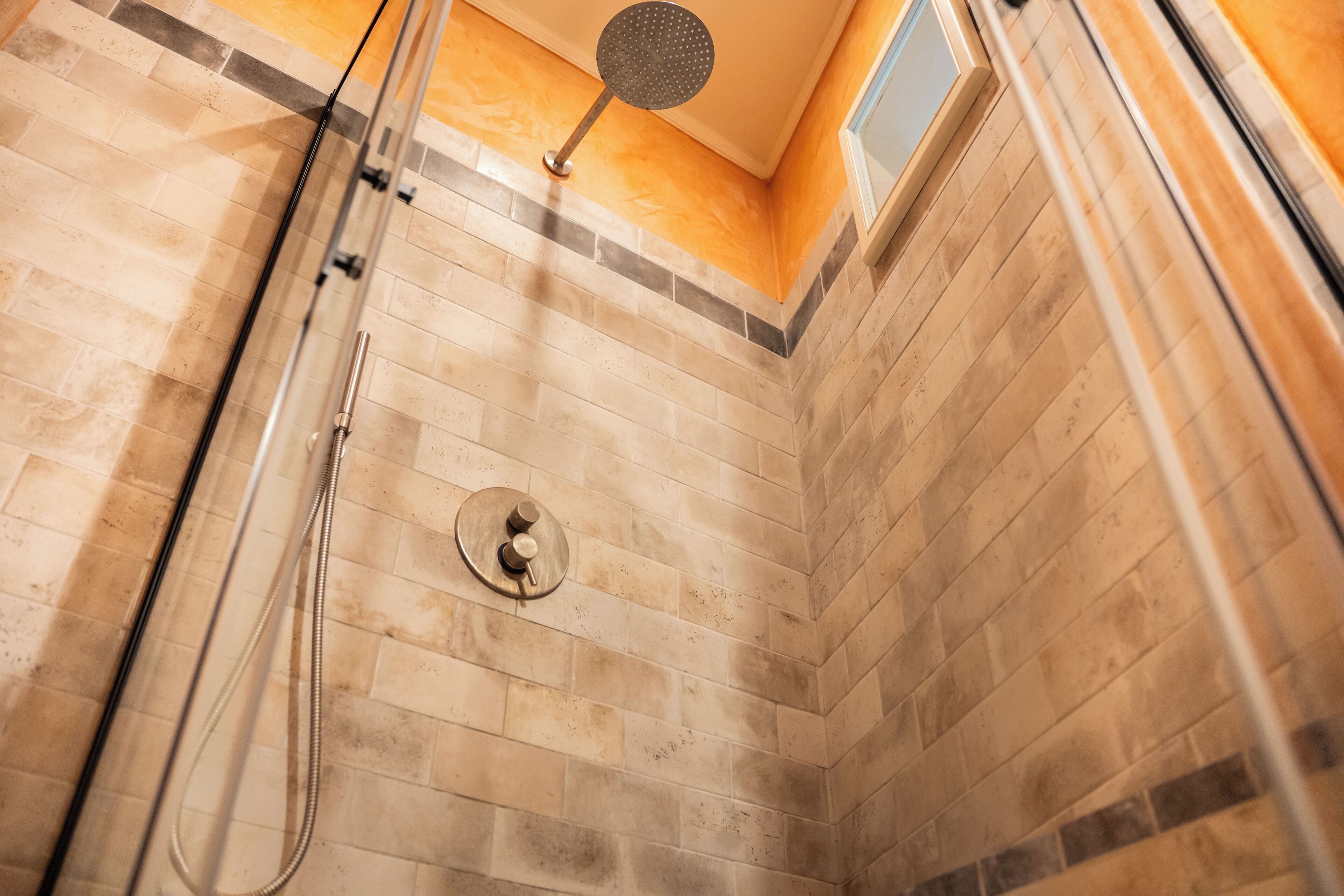 Douche, sèche-cheveux, bidet, serviettes fournies