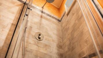 Douche, sèche-cheveux, bidet, serviettes fournies
