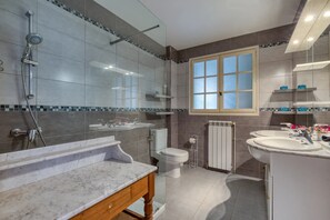 Unclassified image, 2 of 11, button - Room 'Chambre 1' with Shared Terrace, Shared Garden and Wi-Fi (Le Bosc)
