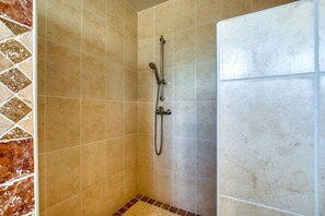 Ducha con cabezal de ducha manual y grifo de pared.