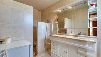 Shower, towels